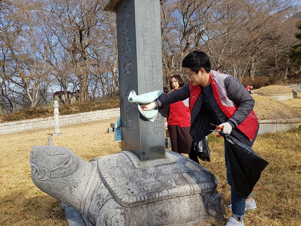 경남은행 직원이 3.1운동 현충시설 환경정화 활동을 하고 있다./사진=BNK경남은행