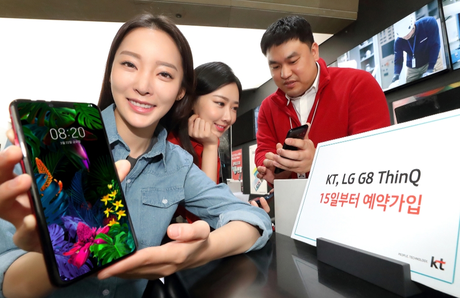 △KT 모델들이 G8 씽큐의 예약가입을 홍보하고 있다/사진=KT