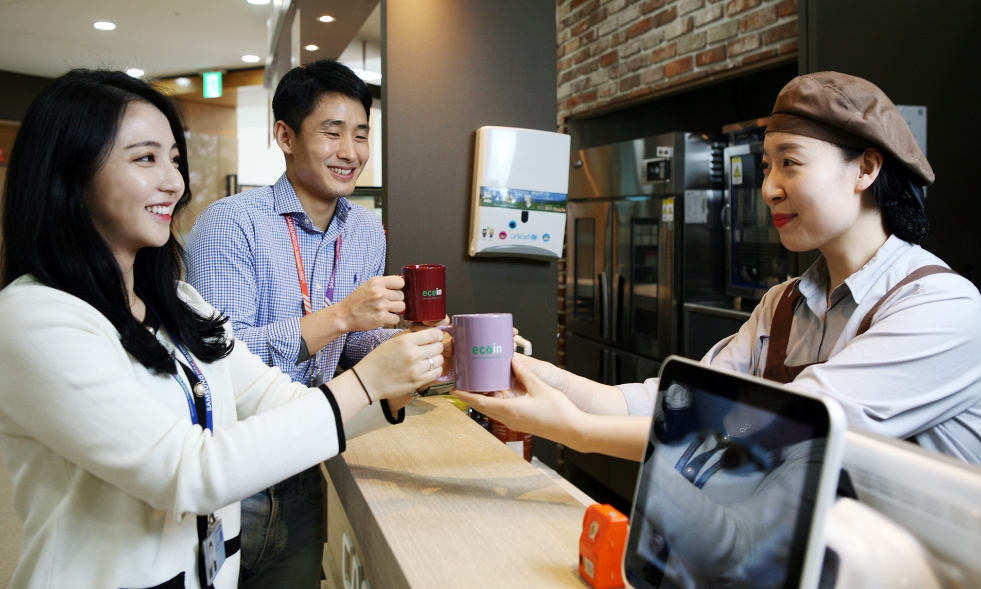 △삼성디스플레이 임직원들이 사내 식당에서 머그잔을 사용하여 테이크아웃 카페를 받고 있다/사진=삼성디스플레이