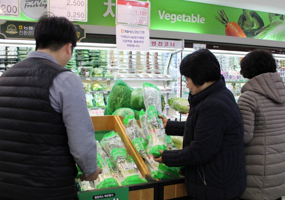14일 농협하나로마트 서대문점을 찾은 시민들이 대파를 구입하는 모습./사진=NH농협은행