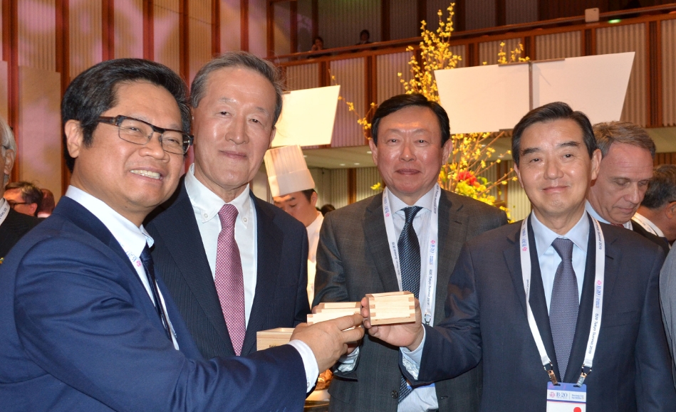 △허창수 전경련 회장을 비롯한 B20 도쿄 서밋 한국대표단이 14일 공식 환영리셉션인 '일본의 밤' 행사에 참석해, 부티엔록 베트남상공회의소(VCCI) 회장과 기념촬영을 하고 있다. 사진 왼쪽부터 부티엔록 베트남상공회의소(VCCI) 회장, 허창수 전경련 회장, 신동빈 롯데 회장, 김윤 삼양홀딩스 회장/사진=전경련