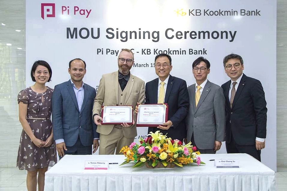KB국민은행은 지난 15일 캄보디아 프놈펜에 위치한 KB캄보디아은행 본점에서 캄보디아 1위 모바일 결제(페이먼트) 플랫폼인 파이페이(Pi Pay)와 상호 협력방안을 담은 양해각서(MOU)를 체결했다. (좌측부터) Kelly Chng Koon Koon 파이페이 마케팅디렉터, Sopheak Min 파이페이 CFO, Tomas Pokorny 파이페이 CEO, 최창수 KB국민은행 글로벌사업본부 상무, 박용진 KB캄보디아은행 법인장, 장지규 KB국민은행 글로벌기획부장. / 사진= KB국민은행 