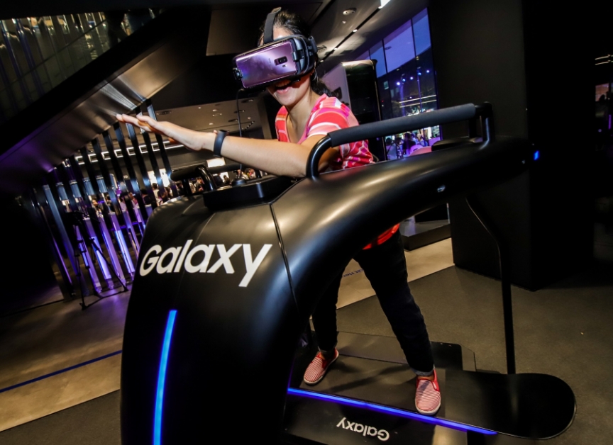 △베트남 호지민의 삼성전자 삼성 쇼케이스에서 관람객이 VR 게임을 체험하고 있다/사진=삼성전자