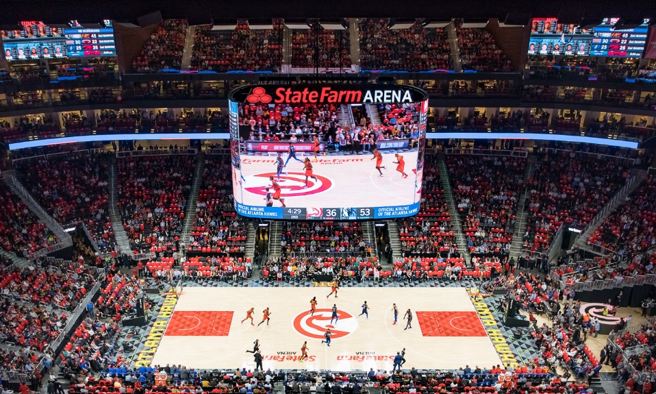 △삼성전자가 작년에 미국 프로 농구(NBA)팀 애틀랜타 호크스(Atlanta Hawks)의 홈경기장인 스테이트 팜 아레나(State Farm Arena)에 스마트 LED 사이니지를 활용해 초대형 스크린을 설치했다/사진=삼성전자 