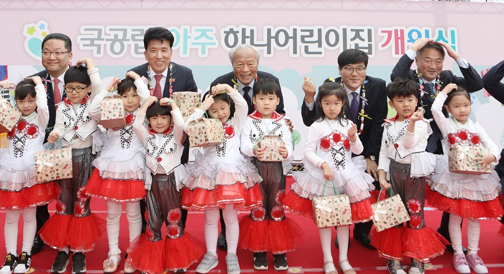 하나금융그룹은 18일 거제시와 함께 거제시 아주동에 위치한 '국공립 아주하나어린이집' 완공 및 개원식을 가졌다. 행사 종료 후 어린이들에게 선물을 전달하고 박승 하나금융그룹 사회공헌위원장(왼쪽에서 세번째), 함영주 KEB하나은행장(왼쪽에서 두번째), 변광용 거제시장(왼쪽에서 네번째)이 어린이들과 기념촬영을 하고 있다. / 사진= 하나금융지주