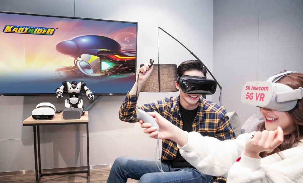 △5G 시대를 맞아 SK텔레콤이 출시를 예고한 VR 카트라이더를 모델들이 시연하고 있다/사진=SKT