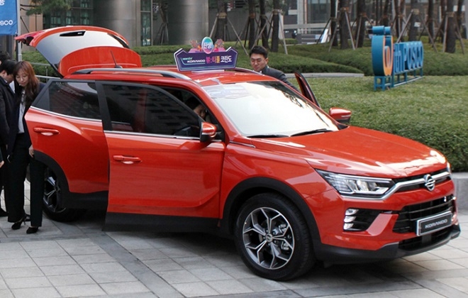 포스코 본사에 전시된 신형 코란도. (사진=쌍용차)