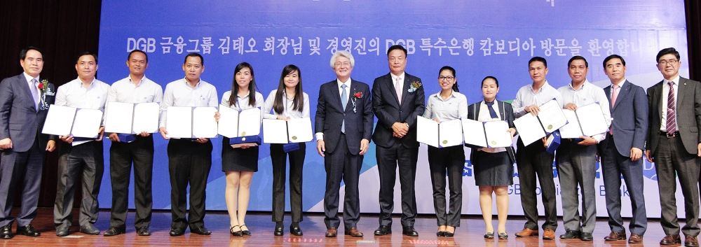 김태오 DGB금융 회장(가운데)이 지난 15일 캄보디아 DGB특수은행 전 직원들과 함께하는 타운홀 미팅을 개최한 후 기념촬영을 하고 있다./사진=DGB금융그룹