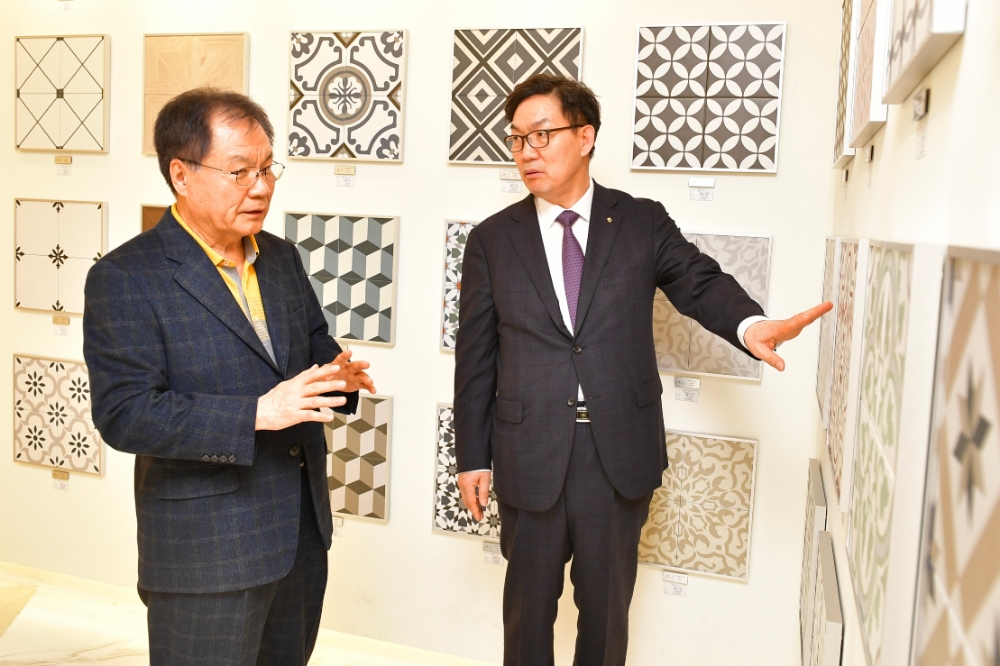 이대훈 농협은행장과 오윤택 유송타일 대표가 사업장을 둘러보고 있다./사진=NH농협은행