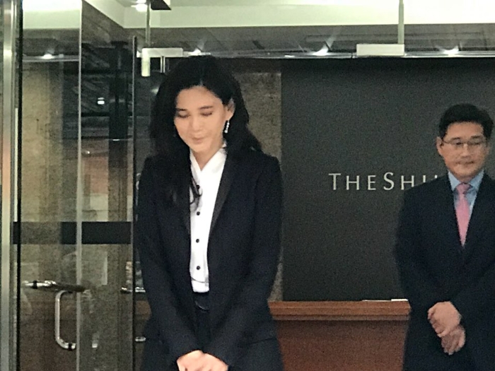 이부진 사장이 21일 오전 열린 호텔신라 주주총회장 입구에서 취재진들에게 인사하는 모습. /사진=구혜린 기자