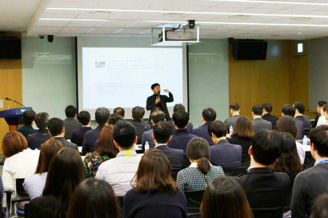 건국대학교 이승윤 교수가 지난 20일 오전 농협은행 3층 중회의실에서‘디지털 소비자의 심리와 고객 경험 관리’라는 주제로 강의를 하고 있다. / 사진= NH농협카드