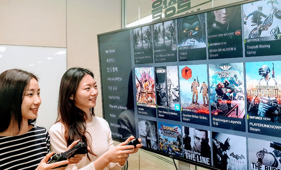△LG유플러스 직원들이 엔비디아의 클라우드 게임 서비스 ‘지포스 나우’를 통해 게임하며 테스트 하고 있다/사진=LG유플러스