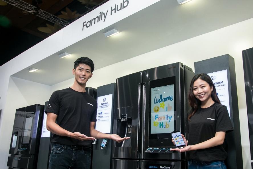 △모델들이 삼성전자 패밀리허브 냉장고를 홍보하고 있다/사진=삼성전자