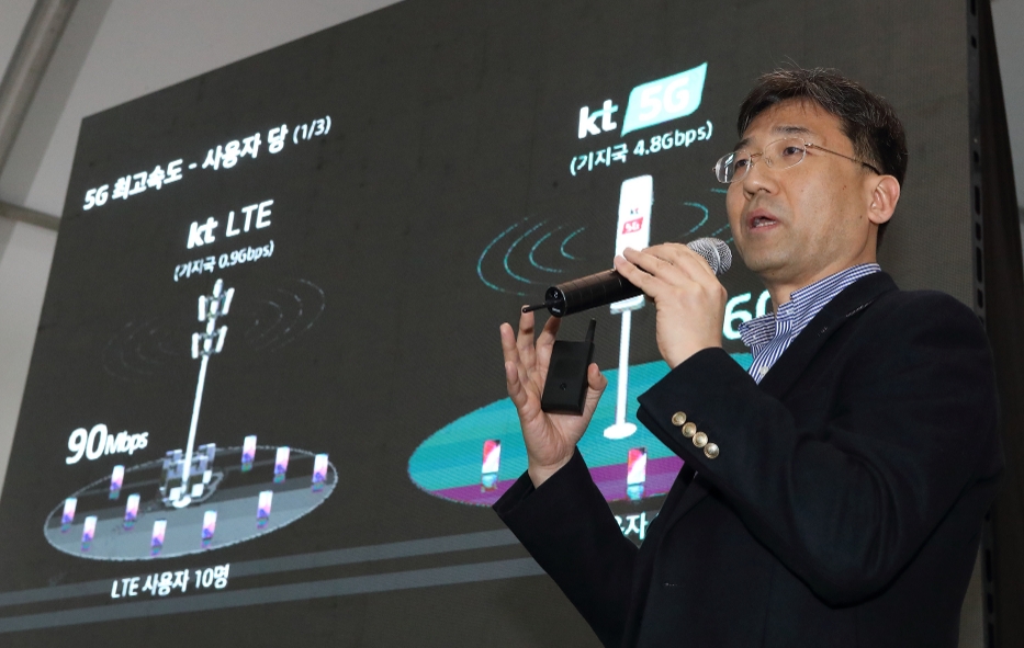 △26일 KT 5G 기술 기자설명회에서 KT 네트워크전략본부장 서창석 전무가 KT 5G 네트워크 기술과 관련해 설명하는 모습/사진=KT