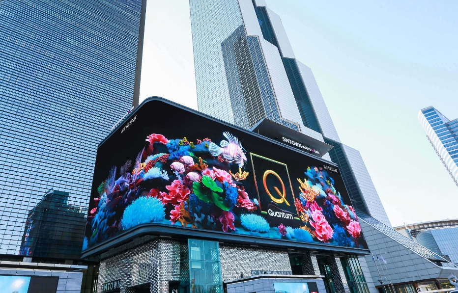 △삼성전자가 2019년형 QLED 8K TV 출시를 기념해 25일부터 코엑스 일대 옥외광고 자유표시구역의 케이팝 스퀘어와 현대백화점 무역센터점에 디지털 사이니지 광고를 해 주목 받고 있다/사진=삼성전자
