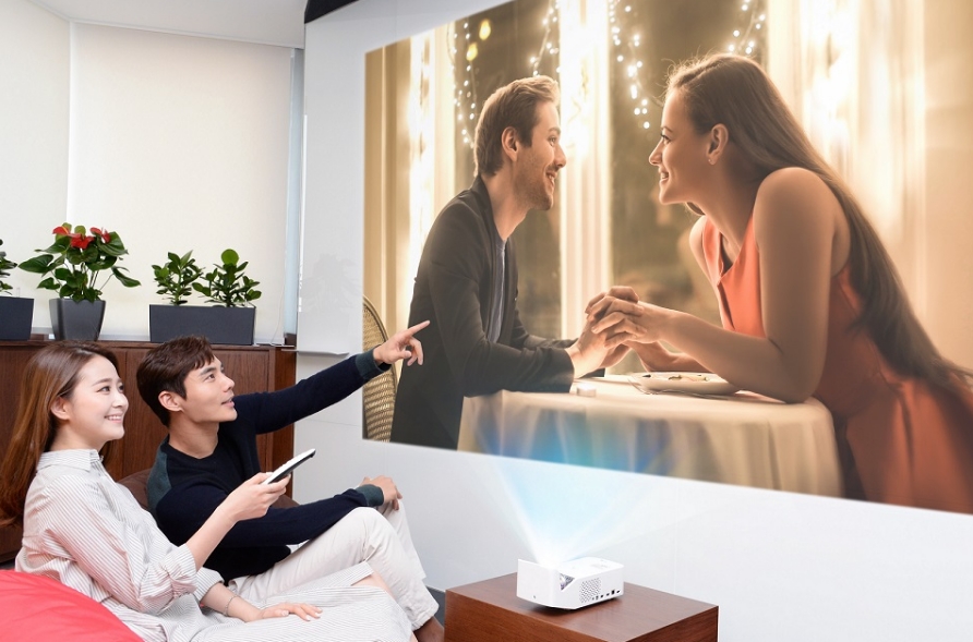△LG전자 모델들이 짧은 거리를 두고 프로젝트 사용하는 것을 시연하고 있다/사진=LG전자