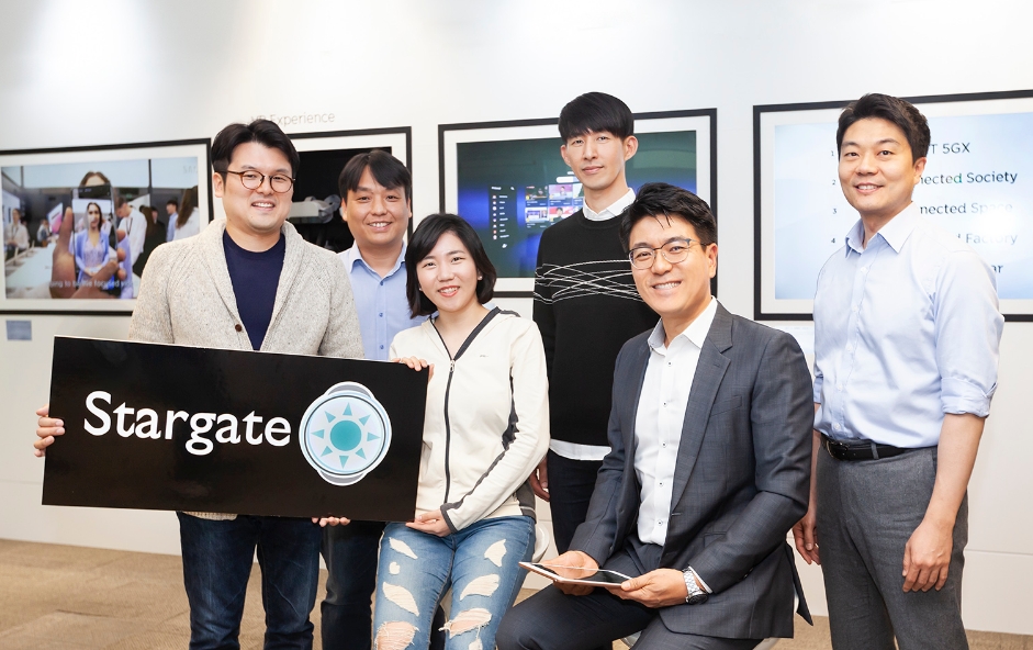 △박진효 SK텔레콤 ICT 기술센터장(왼쪽에서부터 5번째), 이종민 테크이노베이션그룹장(왼쪽에서부터 4번째)과 테크이노베이션그룹 구성원들이 스타게이트 프로그램 출범을 알리고 있다/사진=SKT