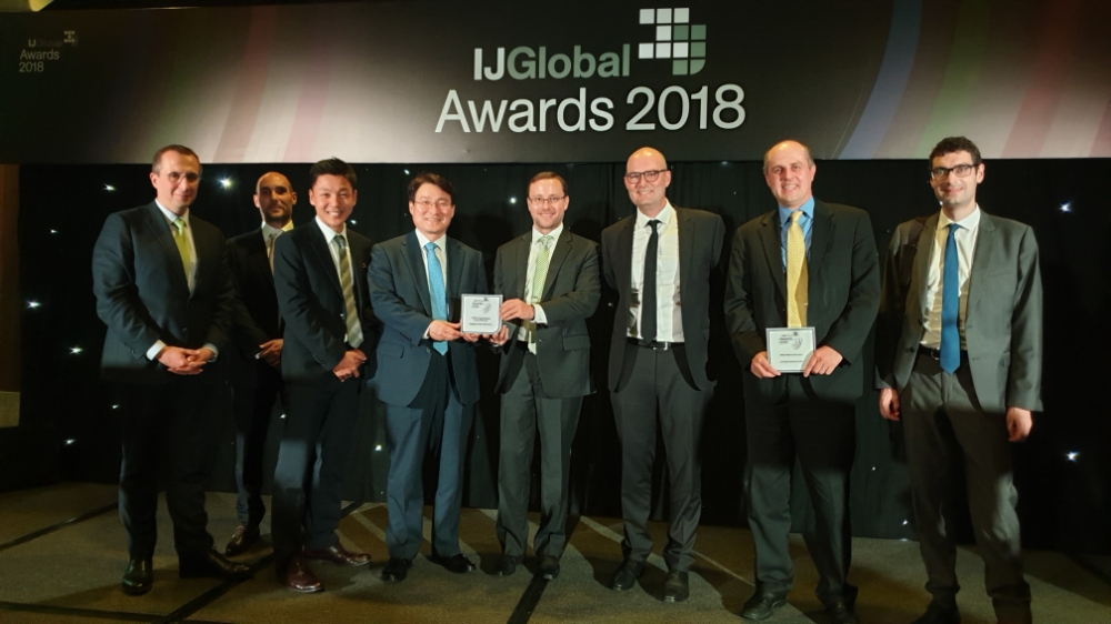 산업은행은 2018년 산업은행이 금융주선한 호주 불가나 풍력발전사업(194MW)이 IJ(Infrastructure Journal) Global이 수여하는 '2018년 올해의 딜'에 선정됐다고 밝혔다. 28일 싱가포르 힐튼호텔에서 산업은행 박웅찬 PF2실장(왼쪽 네번째)이 수상하고 있다. / 사진= 산업은행