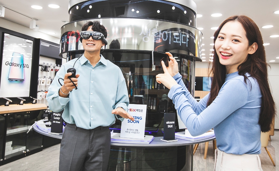 △SKT 모델들이 갤럭시 S10 5G 사전 예약을 홍보하고 있다/사진=SKT