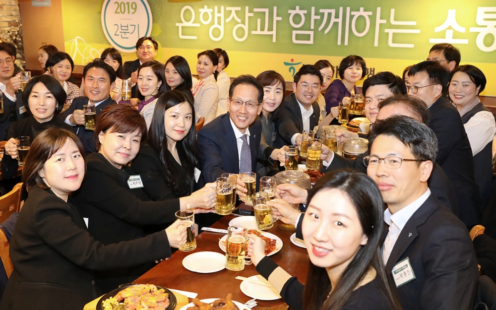 KEB하나은행은 지난 1일 오후 을지로 본점 강당에서 ‘은행장과 함께하는 소통과 공감’ 생방송 간담회를 개최했다. 지성규 KEB하나은행장(사진 가운데)이 간담회 후, 인근 호프집에서 직원들과 치맥을 함께하며 기념촬영을 하고 있다. / 사진= KEB하나은행