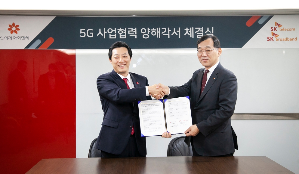 △윤원영 SK텔레콤 미디어사업부장(겸 SK브로드밴드 운영총괄)과 김장욱 신세계아이앤씨 대표가 2일 중구 소공로 신세계아이앤씨 본사에서 5G기반의 새로운 사업모델과 혁신서비스 제공에 협력하기로 했다/사진=SK브로드밴드