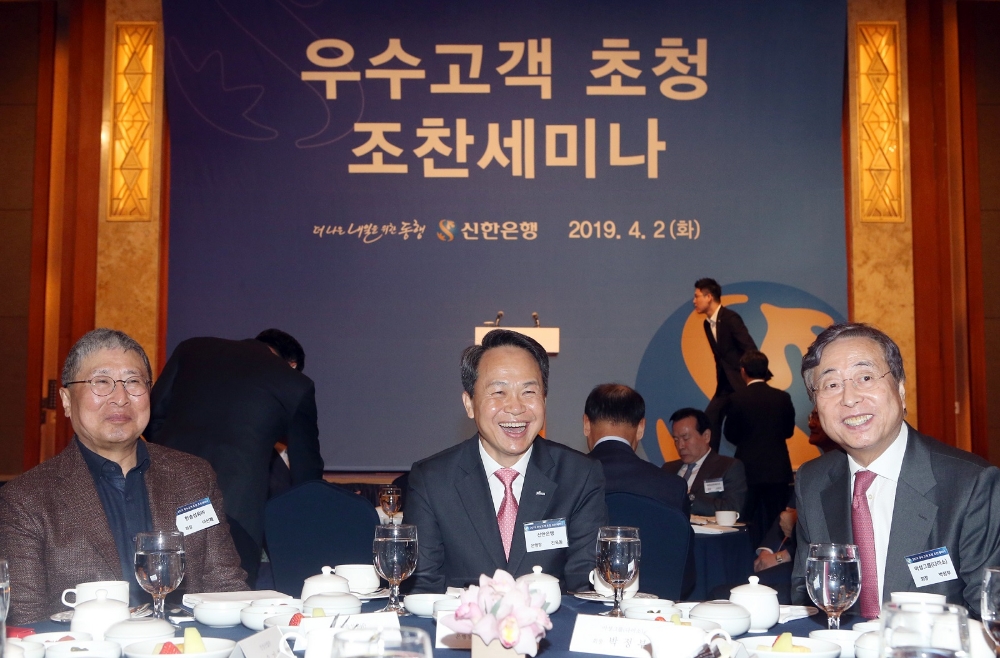 2일 서울 중구 을지로 소재 롯데호텔에서 진행된 ‘우수 고객 초청 조찬 세미나’에서 진옥동 신한은행장이 고객들과 대화하는 모습 / 사진= 신한은행