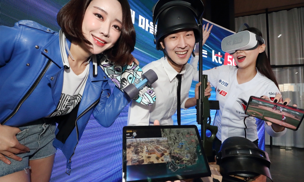 △KT 모델들이 넥밴드형 카메라로 초고화질 360도 영상을 실시간으로 송수신할 수 있는 리얼 360, 최대 5개 e스포츠 중계화면을 고화질로 시청할 수 있는 e스포츠 라이브, VR 단말로 다양한 실감 콘텐츠를 즐길 수 있는 기가라이브TV와 같은 5G 초능력 서비스를 즐기고 있는 모습/사진=KT