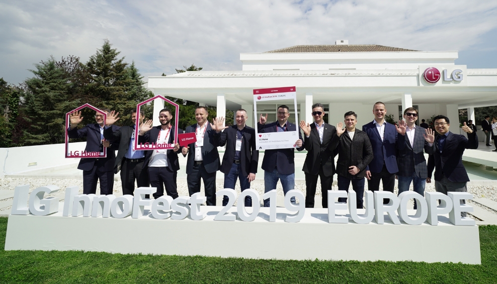 △LG 이노페스트 유럽 참가자들이 LG 홈으로 꾸며진 스페인 마드리드 실제 주택에서 기념 사진을 찍고 있다/사진=LG전자