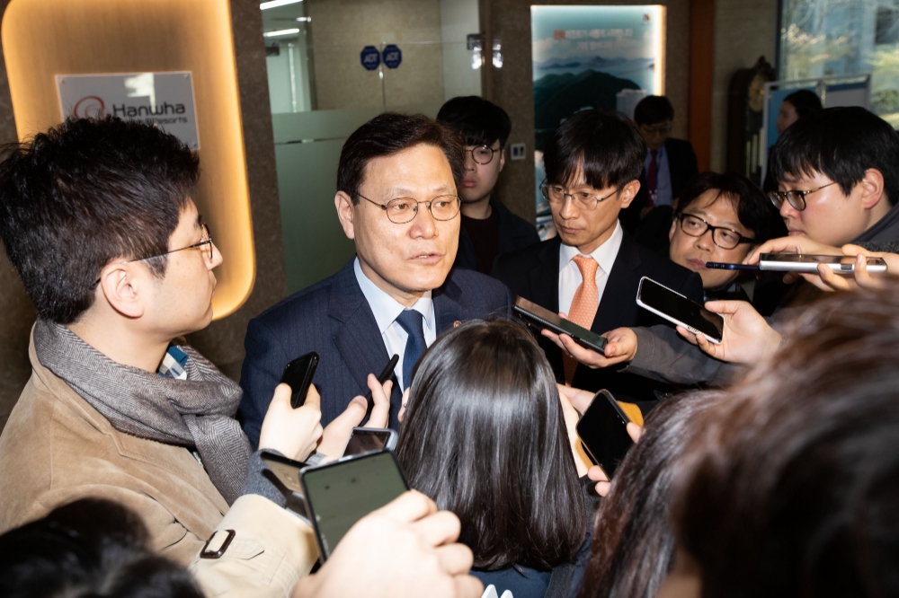 최종구 금융위원장은 3일 여의도 우리은행 한화금융센터에서 열린 우리은행 '디노랩' 개소식에 참석했다. 최종구 위원장이 개소식 행사 후 기자들과 만난자리에서 질문에 답하고 있다. / 사진= 금융위원회