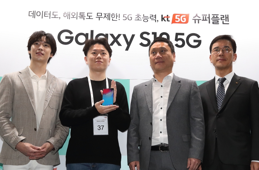 △KT의 팝업스토어 온식당에 방문하여 이벤트 당첨자와 기념 촬영 중인 배우 이제훈(좌측 끝)/사진=KT