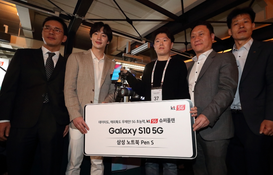 △왼쪽부터 안치용 KT 영업본부장 상무, 영화배우 이제훈, 1등 당첨자 오원창씨, 박훈종 삼성전자 IM영업2그룹장 상무, 손정엽 KT 무선단말사업담당 상무가 5G 개통 기념 사진을 촬영하고 있다/사진=KT