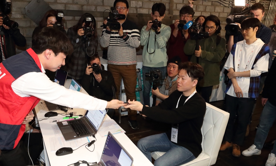 △1등 당첨자 오원창씨가 KT 5G 가입을 하고 있다/사진=KT