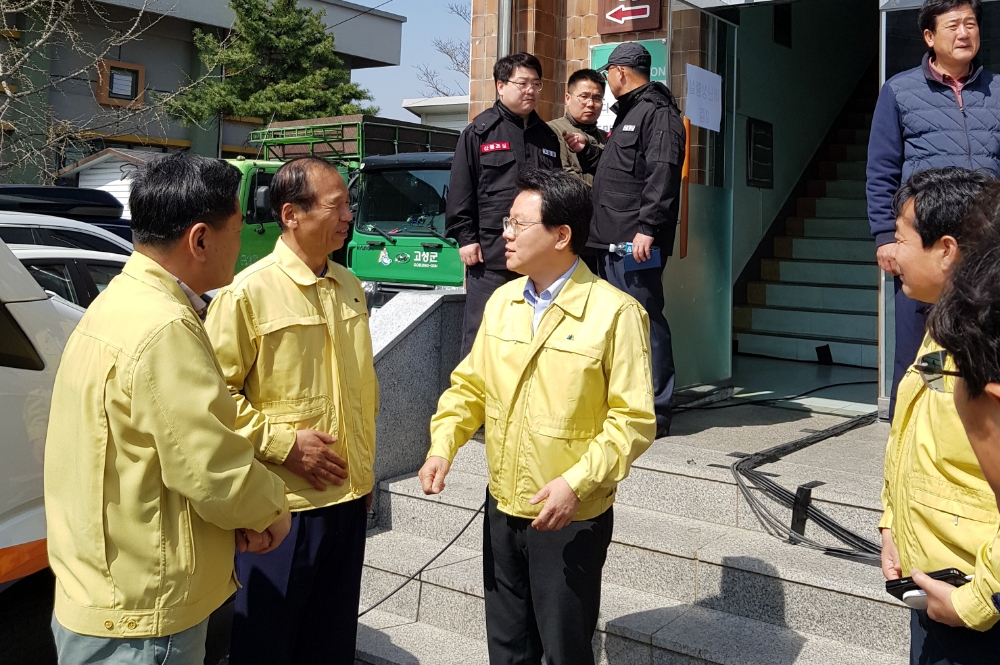 김광수 NH농협금융지주 회장이 지난 4일 산불 피해지역을 방문해 피해상황을 파악하고 있다./사진=NH농협금융지주