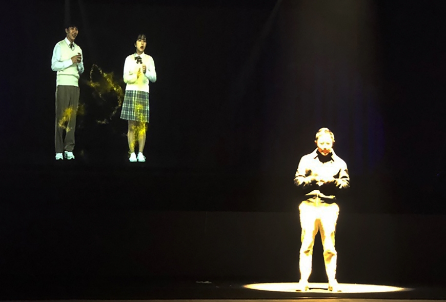 △KT 5G폰으로 연결된 올림픽공원 5G 테크 콘서트 무대의 설민석과 광화문 KT스퀘어의 학생들이 대화를 나누고 있다/사진=KT