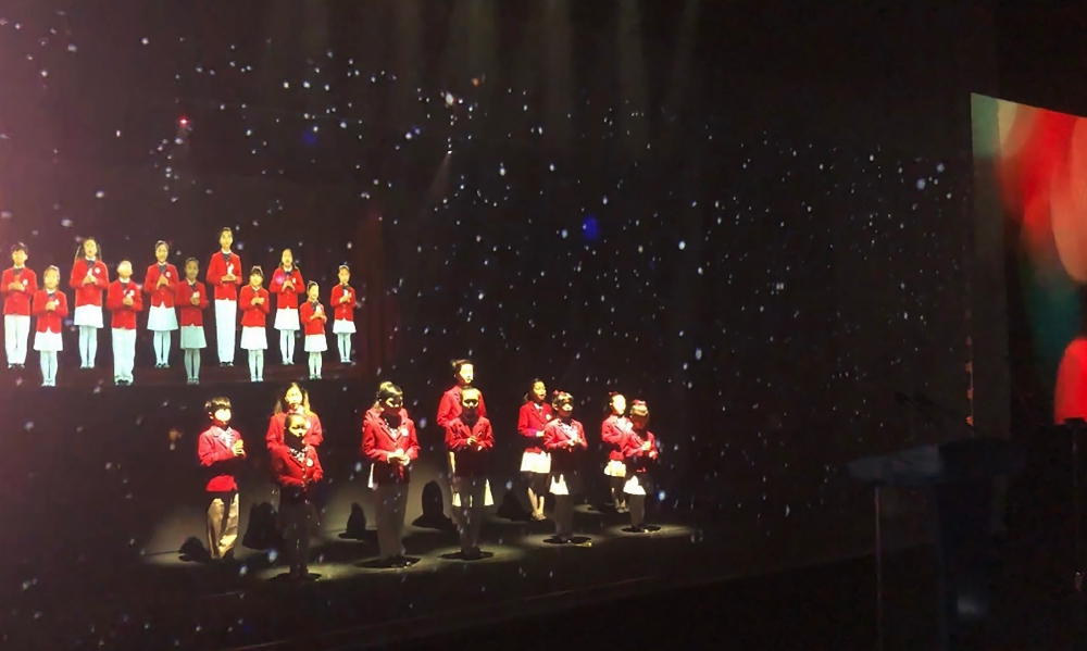△5G 테크 콘서트 무대에서 다문화 어린이 합창단이 꿈을 꾼다를 함께 부르는 모습을 홀로그램으로 표현했다/사진=KT
