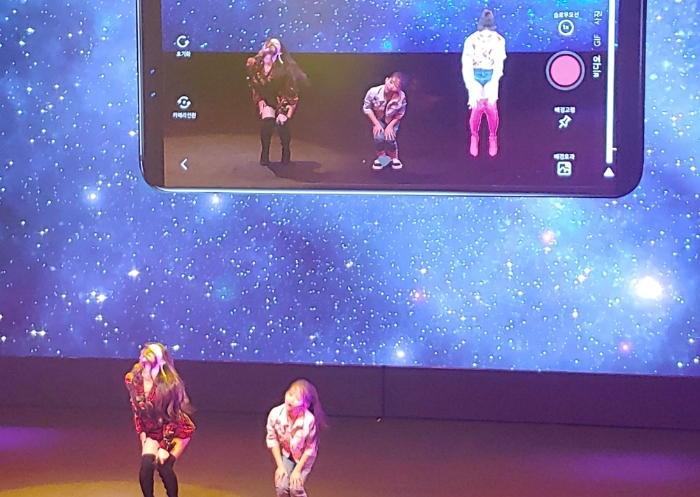 △LG유플러스 AR 서비스 모델 가수 청하가 5G 콘서트에서 공연하고 있는 모습/사진=LG유플러스 