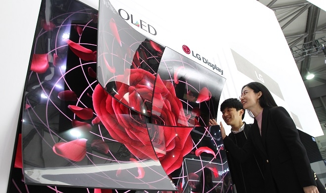 지난 3월 14일 중국 상하이에서 열린 AWE에 전시된 LG디스플레이 장미꽃 OLED 조형물 '더 로즈'. (사진=LGD)