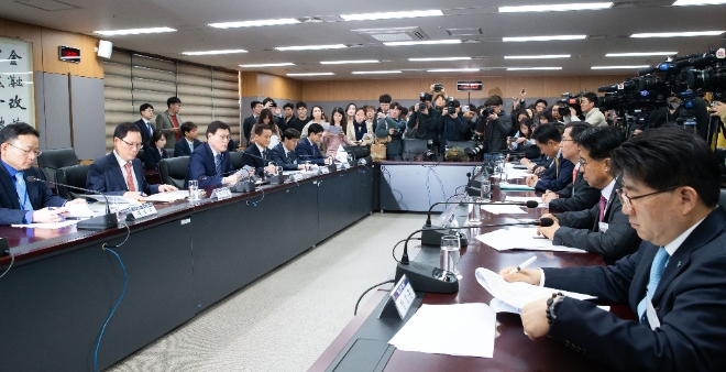 최종구 금융위원장이 카드사 CEO 간담회를 열고 경쟁력 제고 방안을 설명하고 있다. / 사진 = 금융위