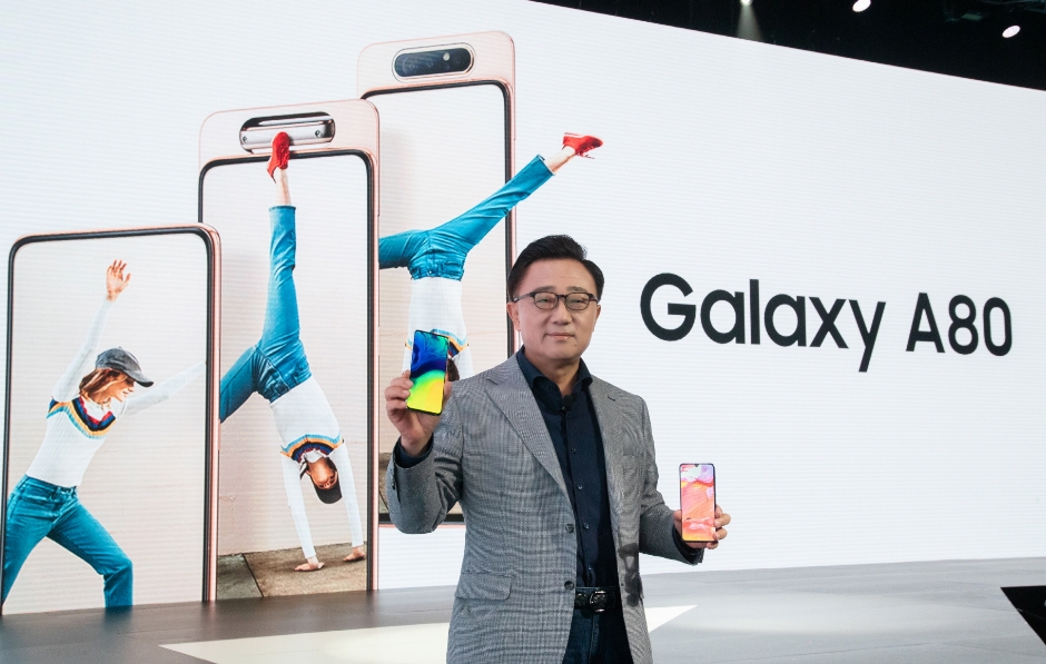 △고동진 삼성전자 IM부문장 사장이 갤럭시 A80 태국 행사에서 기기를 들고 포즈를 취하고 있다/사진=삼성전자