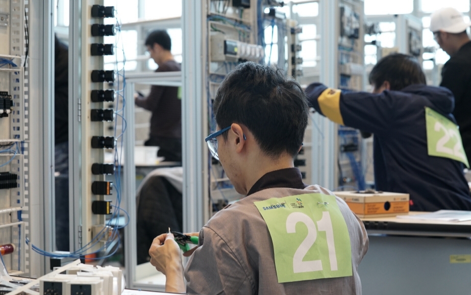 △삼성국제기능경기대회 참가자가 전기제어시스템 제작 부문에서 경쟁하고 있다/사진=삼성전자