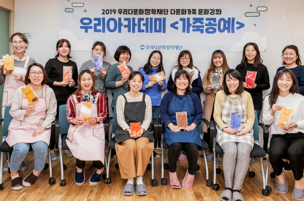 우리다문화장학재단 '우리아카데미' 1기 수강생들이 우리은행 신촌지점 2층 우리시니어플러스센터에서 가죽공예 '문화강좌 수업 후' 기념촬영을 하고 있다./사진=우리금융그룹