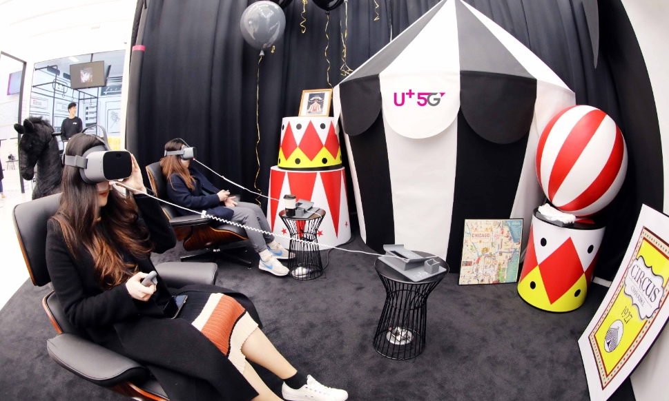 △팝업스토어 방문객들이 LG유플러스 VR 콘텐츠를 체험해보고 있다/사진=LG유플러스