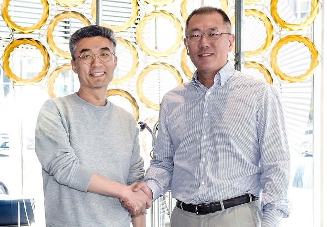 정의선 현대차그룹 수석부회장(오른쪽)과 송창현 코드42 대표. (사진=현대차)