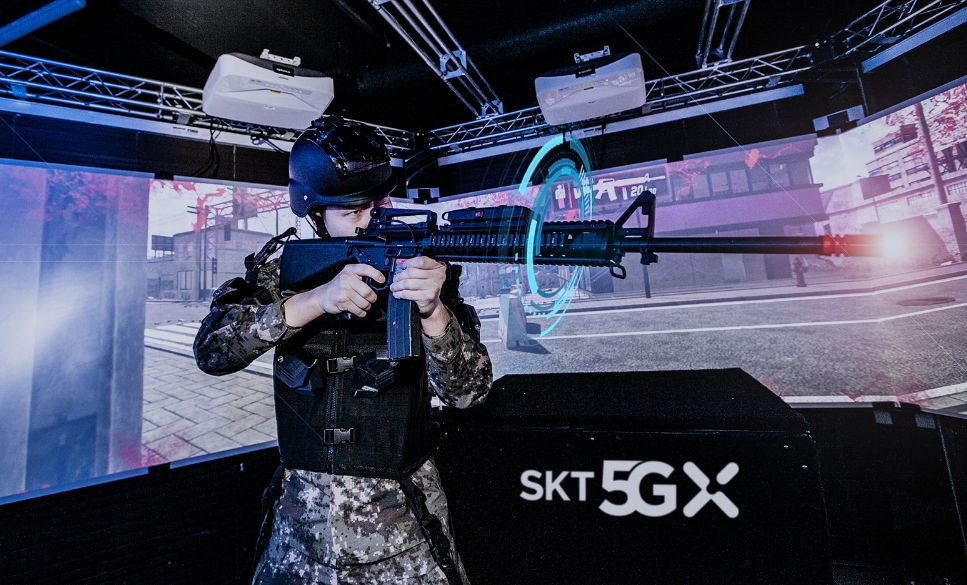 △육사 생도가 VR 기반 정밀사격훈련 시뮬레이터로 전시 상황 사격훈련을 받고 있다/사진=SKT 