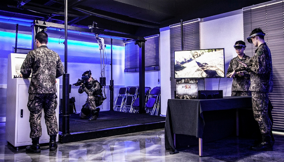 △육사 생도가 VR 기기를 착용하고 가상 공간에서 전술 훈련을 수행하고 있다/사진=SKT