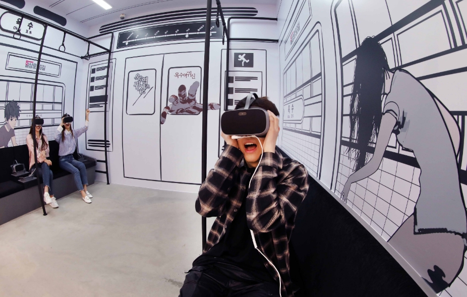 △고객들이 LG유플러스 U+AR을 통해 TV속 스타와 함께 춤을 추며 영상을 촬영하고 있다/사진=LG유플러스