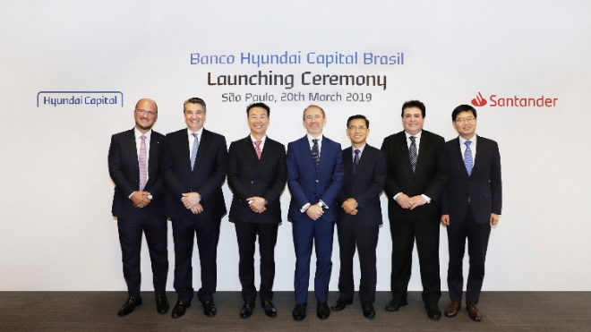 지난달 20일 브라질 상파울로에서 열린 '방코 현대캐피탈 브라질' 출범식에 참석한 방코 산탄데르 브라질 자회사 아이모레 크레딧 CEO 안드레 노바스(왼쪽부터), 방코 현대캐피탈 브라질 CEO 세자르 자니키안, 현대캐피탈 황유노 사장, 방코 산탄데르 브라질 CFO 앙헬 산토도밍고,현대차 중남미권역본부 진의환 전무, 현대캐피탈 폴 스키아다스 상무, 현대캐피탈 우상현 전무가 기념 촬영을 하고 있다. / 사진 = 현대캐피탈
