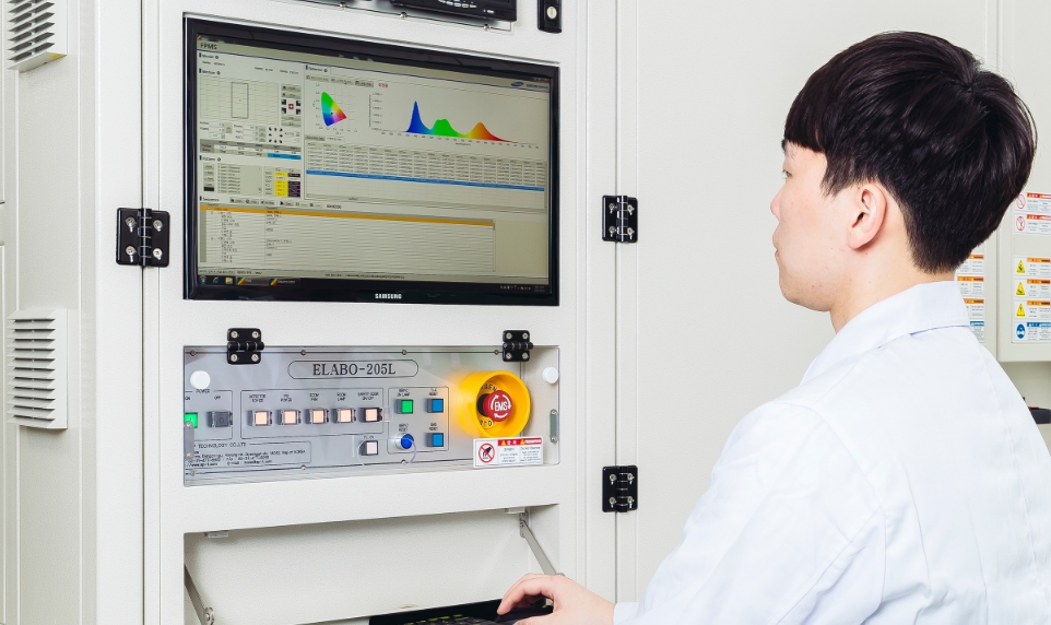 △삼성디스플레이 연구원이 기흥캠퍼스에 위치한 화질평가 실험실에서 유해 청색광 비중을 검사하는 등 제품의 화질평가를 진행하고 있다/사진=삼성디스플레이