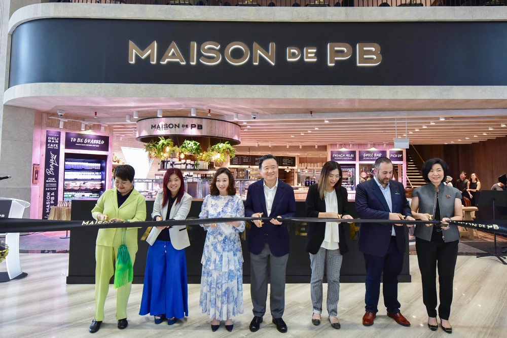 17일 싱가포르 주얼창이에서 열린 '메종 드 피비(Maison de PB)' 오픈 기념식에서 주요 참석자들이 테이프 컷팅을 하고 있다. 허영인 SPC그룹 회장 (가운데), 림펙훈(Lim Peck Hoon) 창이공항그룹 수석 부사장 (오른쪽에서 세번째), 홍진(Hung Jean) 주얼창이 대표이사 (왼쪽에서 두번째). /사진제공=SPC그룹