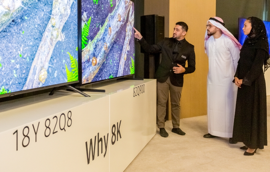 △중동 고객들이 삼성전자 QLED 8K TV 제품을 보고 있다/사진=삼성전자